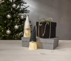 JOYLIGHT Dekorationsfigur Tomte Batteri 18cm Vit