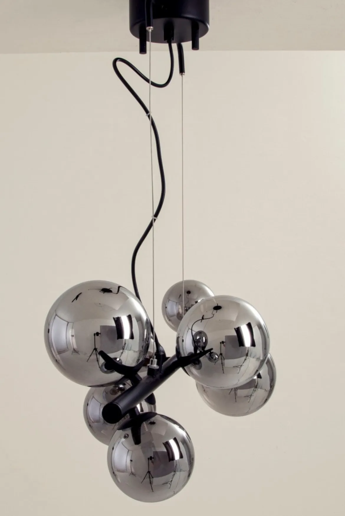 MOLEKYL Taklampa 58cm Svart/Rökgrå