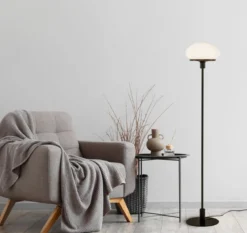 NEW AUGUST Golvlampa 140cm Svart/Opalvit