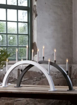 STORM BÅGE Träljusstake 89cm Vit